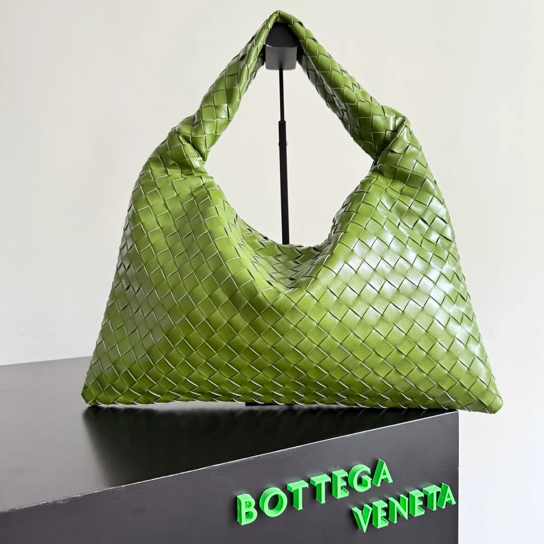 Batch 1960 It seems that this bag from BV has been popular recently ~ The new Hop is really not too beautiful. The whole bag has no seams. The bag body and handles are made of one piece of leather. It reflects the style and essence of Bottega Veneta. It truly represents craftsmanship and creativity. The large size has a very loose and lazy upper body. Big bag lovers will definitely not regret buying it. Style number: 796262 Size: 46*21*10cm
